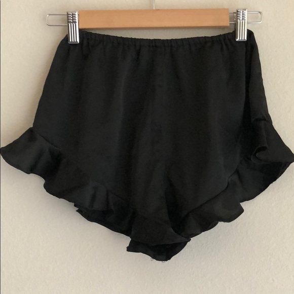Missguided Ruffle Shorts - Picture 2 of 3